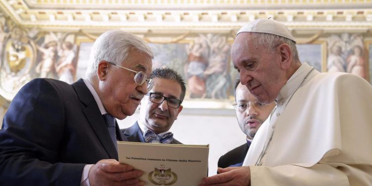 Abbas insta al Papa Francisco a intervenir contra el movimiento de la embajada