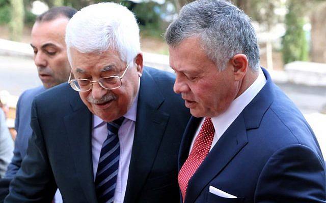 El Rey Abdullah II de Jordania, a la derecha, da la bienvenida al Presidente de la Autoridad Palestina Mahmoud Abbas en el Palacio Real de Ammán el 7 de diciembre de 2017. (AFP / Khalil Mazraawi)