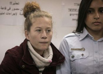 Ahed Tamimi (l), en el tribunal militar de Ofer en Judea y Samaria, el 25 de diciembre de 2017. (Flash 90)