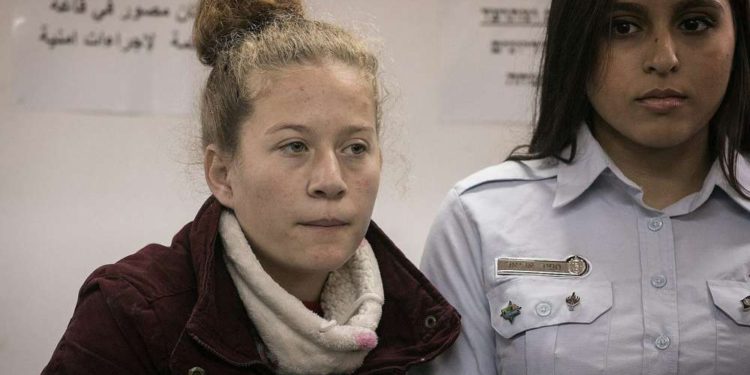 Ahed Tamimi (l), en el tribunal militar de Ofer en Judea y Samaria, el 25 de diciembre de 2017. (Flash 90)