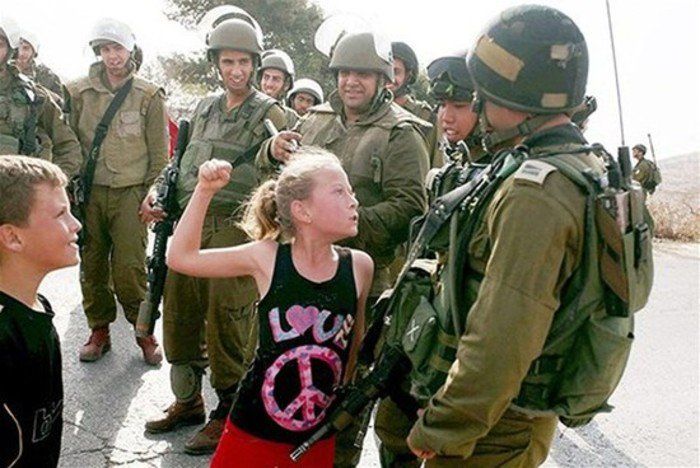Ahed Tamimi provocando a soldados israelíes ante las cámaras de la prensa internacional.