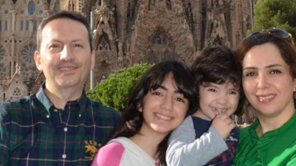 Ahmadreza Djalali, izquierda, y su familia. (Captura de pantalla a través de YouTube / Amnistía Internacional)