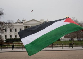 Una bandera de la revuelta árabe en su versión de la Autoridad Pslestina ondea frente a la Casa Blanca el 8 de diciembre de 2017 en Washington, DC, en una protesta contra la declaración del presidente estadounidense Donald Trump de que Jerusalém es la capital de Israel. (AFP PHOTO / mari matsuri)