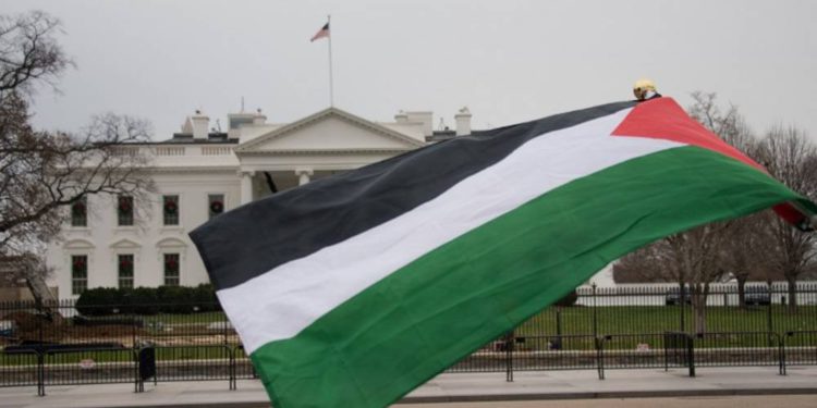 Una bandera de la revuelta árabe en su versión de la Autoridad Pslestina ondea frente a la Casa Blanca el 8 de diciembre de 2017 en Washington, DC, en una protesta contra la declaración del presidente estadounidense Donald Trump de que Jerusalém es la capital de Israel. (AFP PHOTO / mari matsuri)