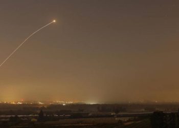 Imagen ilustrativa | Se observa una intercepción del sistema antimisiles Cúpula de Hierro cuando se lanzan cohetes desde Gaza hacia Israel antes de que expire un alto al fuego de 72 horas. Foto: Reuters