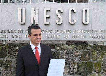 El enviado de Israel a la UNESCO, Carmel Shama-Hacohen, intenta entregar documentos oficiales anunciando la retirada de Israel de la organización cultural, 28 de diciembre de 2017. (Cortesía)