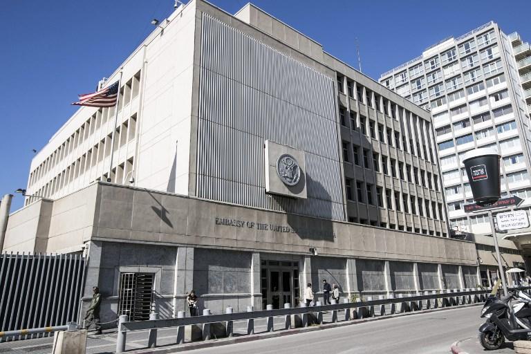 Esta foto de archivo tomada el 20 de enero de 2017 muestra el exterior del edificio de la Embajada de los EE.UU. en la ciudad costera israelí de Tel Aviv. (AFP / JACK GUEZ)