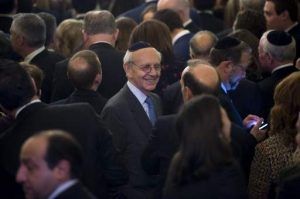 El juez de la Corte Suprema de EE.UU. Stephen Breyer (C) asiste a una recepción en Januka auspiciada por el presidente estadounidense Donald Trump en el Salón Este de la Casa Blanca en Washington, DC, el 7 de diciembre de 2017. / AFP PHOTO / SAUL LOEB