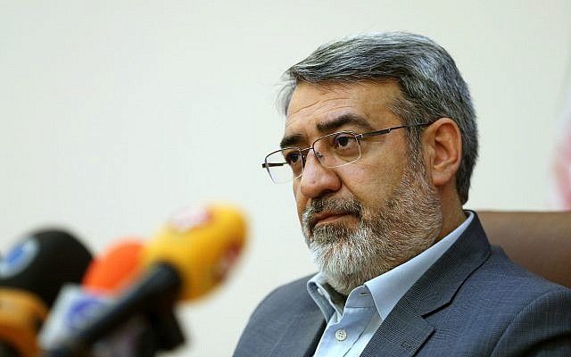 El ministro del Interior iraní, Abdolreza Rahmani Fazli, habla durante una conferencia de prensa en Teherán, Irán, el 13 de abril de 2015. (Ebrahim Noroozi / AP)