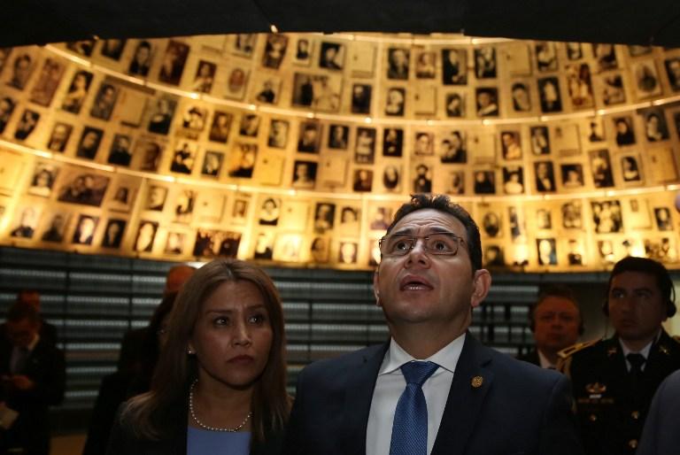 El presidente de Guatemala Jimmy Morales (R) y su esposa Gilda Marroquin visitan el Salón de los Nombres en el Memorial del Holocausto Yad Vashem en Jerusalén el 28 de noviembre de 2016. (AFP / Gali Tibbon)
