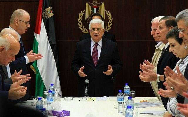 El presidente de la Autoridad Palestina, Mahmoud Abbas, asiste a una reunión del comité ejecutivo de la Organización para la Liberación de Palestina (OLP) en la ciudad de Ramallah, 22 de agosto de 2015 (Flash 90)