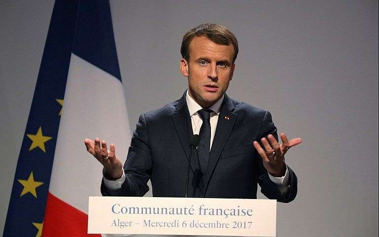 El presidente francés, Emmanuel Macron, realiza una conferencia de prensa en la embajada de Francia en Argel el 6 de diciembre de 2017. (AFP Photo / Ludovic Marin)