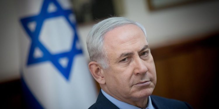 El primer ministro Benjamin Netanyahu dirige la reunión semanal del gobierno en la Oficina del Primer Ministro en Jerusalém, el 17 de diciembre de 2017. (Yonatan Sindel / Flash 90)