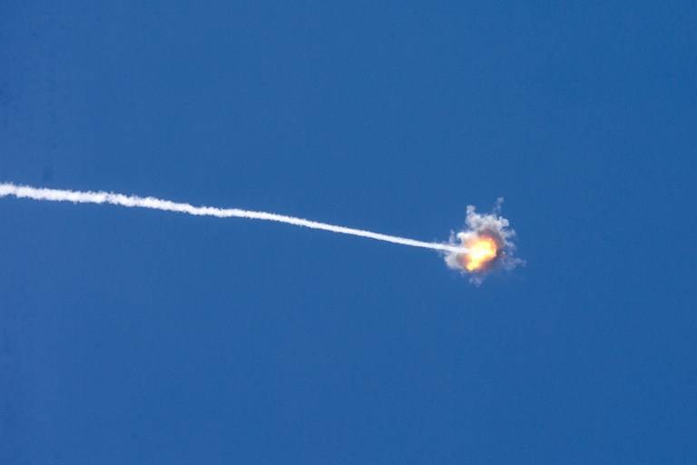 Ilustrativo: una fotografía tomada desde la frontera sur de Israel con la Franja de Gaza muestra el rastro de un misil lanzado por el sistema de defensa israelí Cúpula de Hierro, el 22 de agosto de 2014 (AFP Photo / Jack Guez)