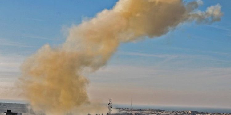 Una foto tomada el 28 de noviembre de 2017 desde Rafah, en el sur de la Franja de Gaza, muestra el humo ondulante tras una explosión cerca de la frontera en el lado egipcio de la ciudad dividida. (AFP / SAID KHATIB)