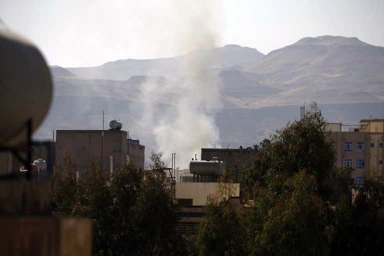 Humo se enciende detrás de un edificio en la capital yemení Sana'a el 2 de diciembre de 2017, durante los enfrentamientos entre los partidarios del ex presidente Ali Abdullah Saleh y los houthis. (AFP Photo / Mohammed Huwais)