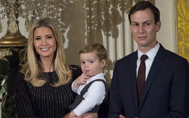 Ivanka Trump sostiene a su hijo Theodore (C) junto a Jared Kushner (R), asesor principal de la Casa Blanca, en una recepción de Januka ofrecida por el presidente estadounidense Donald Trump en el Salón Este de la Casa Blanca en Washington, DC, el 7 de diciembre de 2017. / AFP PHOTO / SAUL LOEB