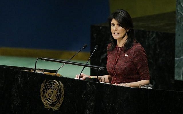 La Embajadora de los Estados Unidos ante las Naciones Unidas, Nikki Haley, se dirige a la Asamblea General antes de la votación sobre Jerusalén, el 21 de diciembre de 2017, en la Sede de las Naciones Unidas en Nueva York. (AFP PHOTO / EDUARDO MUNOZ ALVAREZ)