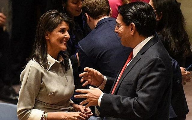 La Embajadora de los Estados Unidos ante las Naciones Unidas, Nikki Haley, habla con el Embajador de Israel en las Naciones Unidas, Danny Danon, ante un Consejo de Seguridad de las Naciones Unidas el 8 de diciembre de 2017 en la ciudad de Nueva York. (Stephanie Keith / Getty Images / AFP)