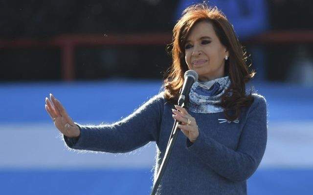 La ex presidenta argentina (2007-2015) Cristina Fernández de Kirchner pronuncia un discurso durante un mitin en Buenos Aires el 20 de junio de 2017 (AFP PHOTO / EITAN ABRAMOVICH)