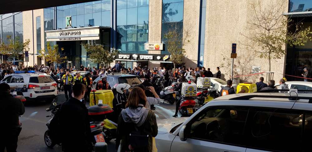 Las ambulancias llegan a la escena de un ataque terrorista en la estación central de autobuses de Jerusalén el 10 de diciembre de 2017. (Magen David Adom)