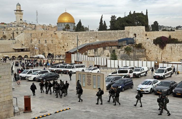 Las fuerzas de la policía de fronteras israelíes patrullan cerca del Muro Occidental el 5 de diciembre de 2017. (AFP / THOMAS COEX)