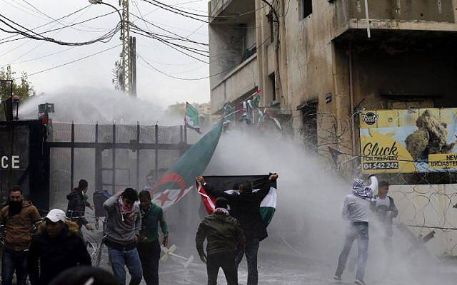 Las fuerzas de seguridad libanesas usan una manguera de agua para dispersar a los manifestantes durante una manifestación frente a la embajada de Estados Unidos en Awkar, en las afueras de la capital libanesa, Beirut, el 10 de diciembre de 2017. (AFP / ANWAR AMRO)