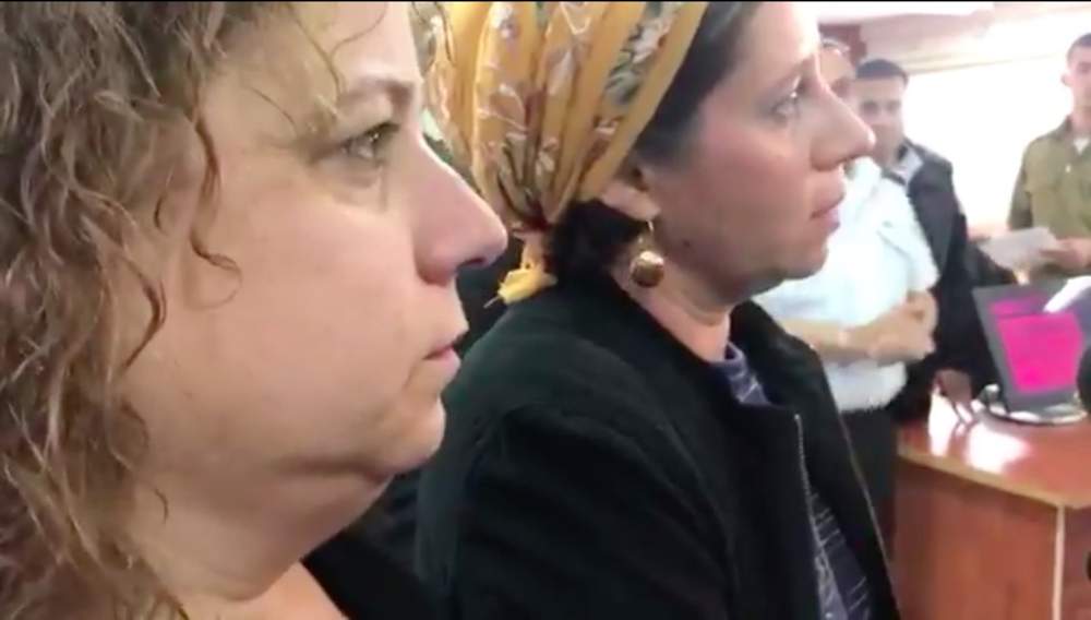 Las hijas sobrevivientes de Yosef Salomon, Orit Marcus (derecha) y Rachel Menzali, se dirigen a los periodistas después de la audiencia de sentencia de Omar al-Abed en el Tribunal Militar de Ofer el 27 de diciembre de 2017. (Captura de pantalla / Twitter)