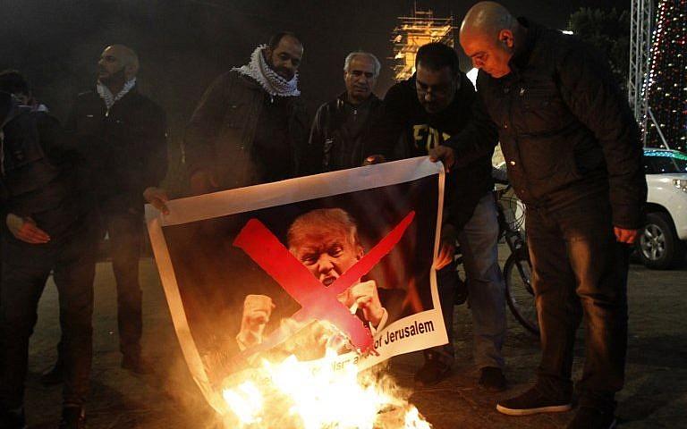 Los manifestantes árabes de la Autoridad Palestina queman fotos del presidente de los Estados Unidos, Donald Trump, en Belén el 5 de diciembre de 2017. (AFP Photo / Musa Al Shaer)