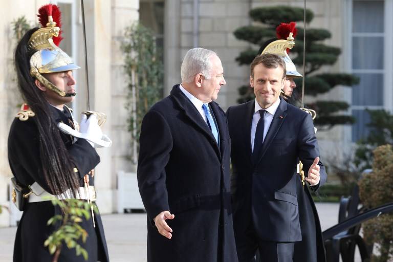 El presidente de Francia, Emmanuel Macron (R), da la bienvenida al primer ministro israelí, Benjamin Netanyahu, a su llegada al Palacio del Elíseo el 10 de diciembre de 2017 en París. / AFP PHOTO / ludovic MARIN