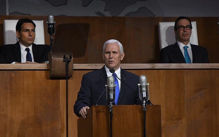 El vicepresidente de EE.UU. Mike Pence habla mientras asiste a una Misión Permanente de Israel en el evento de las Naciones Unidas para celebrar el 70 aniversario de la votación de la ONU que pide el 'establecimiento de un Estado judío en la Tierra de Israel' en el Museo de Queens el 28 de noviembre. 2017 en Nueva York. (AFP / Timothy A. Clary)