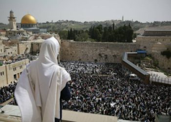 Imagen ilustrativa | Miles de personas participan en la oración de bendición sacerdotal en las festividades de la Pascua, en el Muro Occidental en la Ciudad Vieja de Jerusalém 13 de abril de 2017. (TPS)