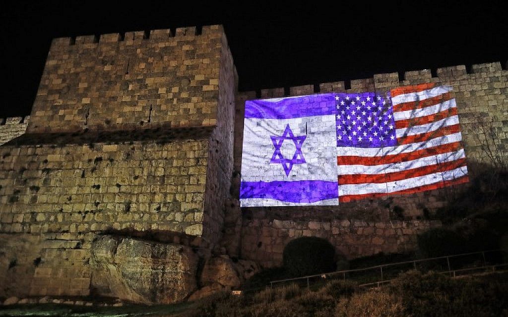 Las murallas de la Ciudad Vieja vieron proyectadas las banderas de Estados Unidos y de Israel, el 06 de diciembre de 2017, durante el discurso de Trump reconociendo a Jerusalén como la capital del Estado de Israel.