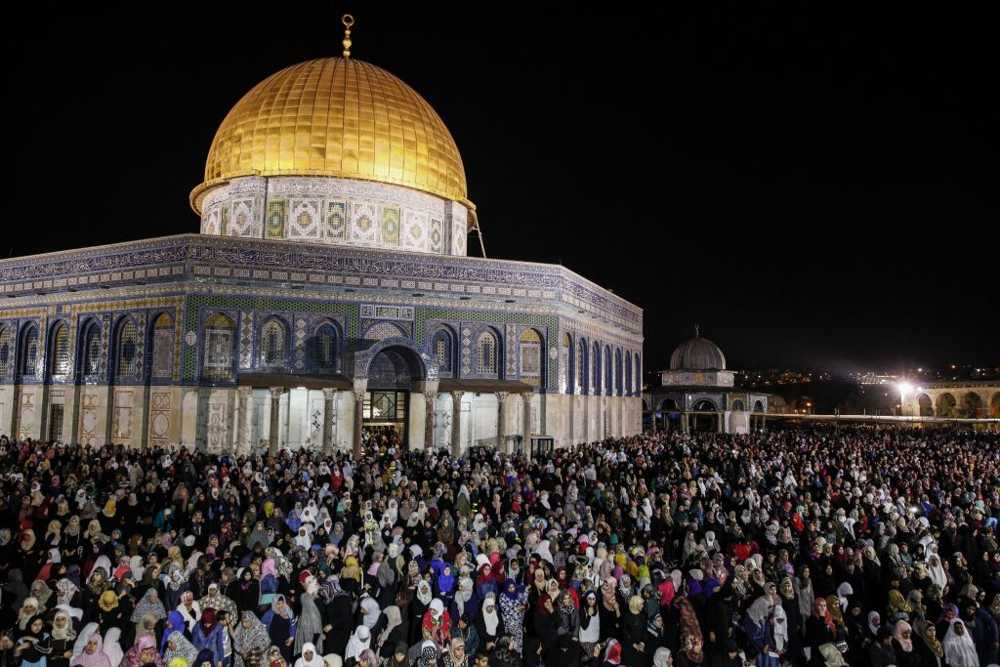 Cientos de miles de musulmanes rezan en la mezquita de al-Aqsa en la noche de al-Qadr, frente a la Cúpula de la Roca en el Monte del Templo en el Antiguo Jerusalén Ciudad, julio, 1, 2016. (Suliman Khader / Flash 90)