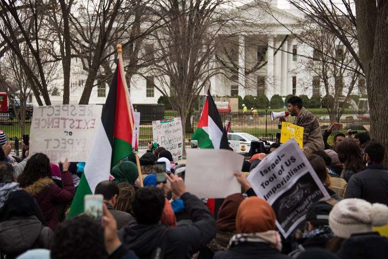 Musulmanes rezan con altavoces frente a la Casa Blanca el 8 de diciembre de 2017 en Washington, DC, en una protesta por la declaración del presidente estadounidense Donald Trump de que Jerusalén es la capital de Israel. (AFP PHOTO / Mamri Matsuri)