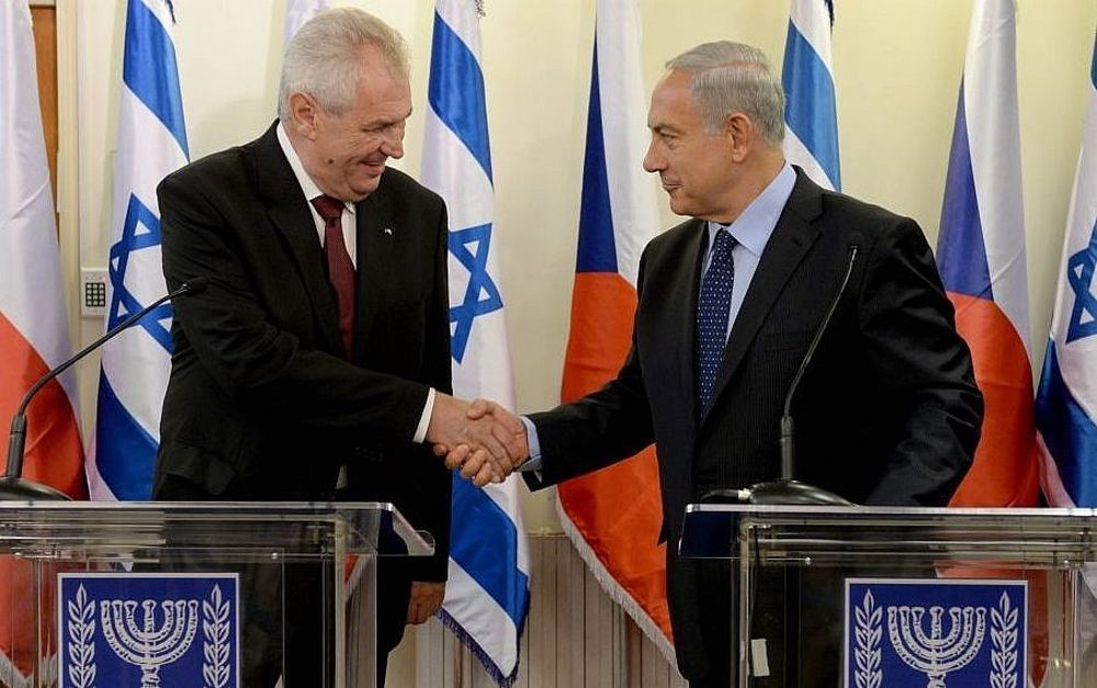 El Primer Ministro Benjamin Netanyahu (R) estrecha la mano del Presidente checo Milos Zeman en la Oficina del Primer Ministro en Jerusalén el 7 de octubre de 2013. (Kobi Gideon / GPO / Flash 90)