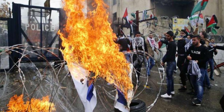 Manifestantes anti Israel intentan entrar en la embajada de Estados Unidos en Beirut