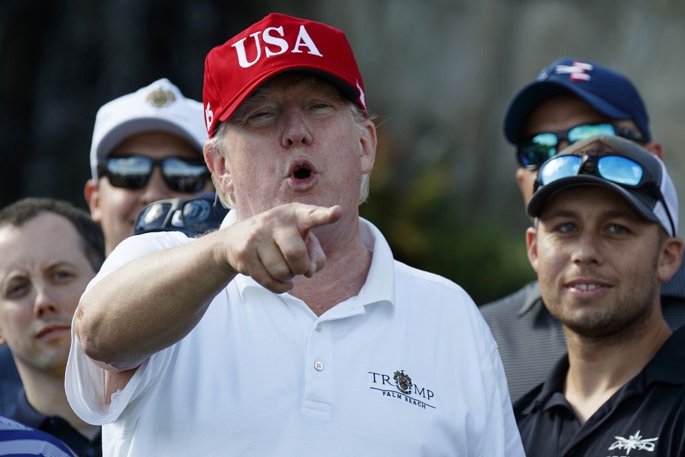 El presidente de EE.UU., Donald Trump, habla mientras se encuentra con miembros de la Guardia Costera de EE.UU., a quienes invitó a jugar al golf, en Trump International Golf Club, en West Palm Beach, Florida, el 29 de diciembre de 2017. (Evan Vucci / AP)