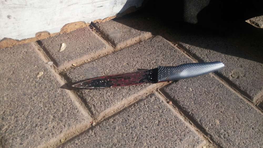 Un cuchillo utilizado en un apuñalamiento terrorista islámico en el que un guardia de seguridad israelí resultó gravemente herido en Jerusalén el 10 de diciembre de 2017. (Policía de Israel)