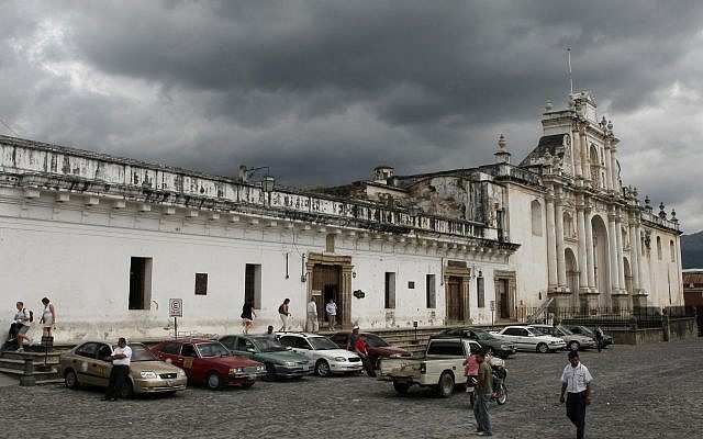 Vista de una iglesia en Antigua, Guatemala. 24 de octubre de 2008. (Kobi Gideon / FLASH 90)