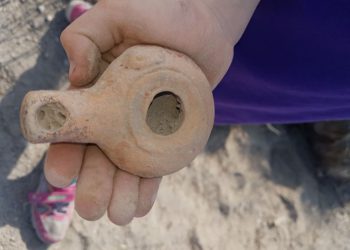 En la guarida de un puerco espín, madre e hija descubren lámpara hasmonea de 2.200 años de antigüedad