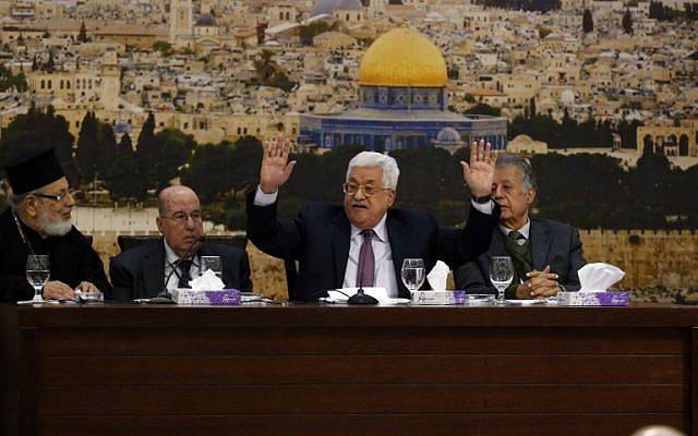 El presidente de la Autoridad Palestina, Mahmoud Abbas (CR), habla durante una reunión en la ciudad de Ramallah, el 14 de enero de 2018. (AFP PHOTO / ABBAS MOMANI)