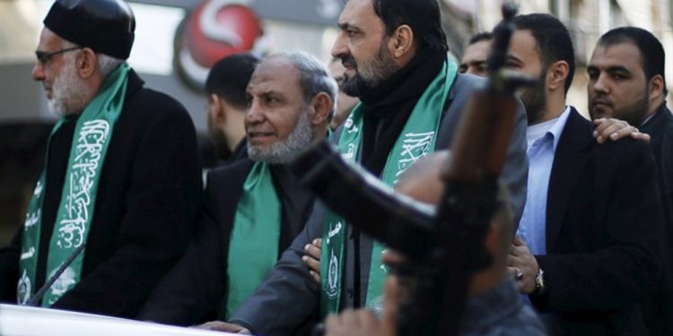 Altos líderes de Hamas Imad al-Alami (R) y Mahmoud Zahar (C) /Foto: REUTERS)