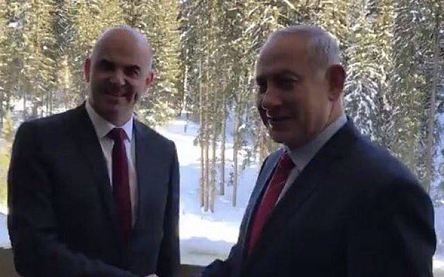 El primer ministro Benjamin Netanyahu (R) le da la mano al presidente suizo Alain Berset en el Foro Económico Mundial en Davos, Suiza, el 24 de enero de 2018. (Jacob Magid / Times of Israel)