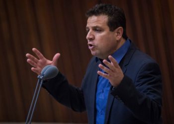 El jefe de la Lista Conjunta (Árabe) Ayman Odeh dirige una pregunta al Primer Ministro Benjamin Netanyahu en la Knéset el 18 de julio de 2016. (Hadas Parush / Flash 90)