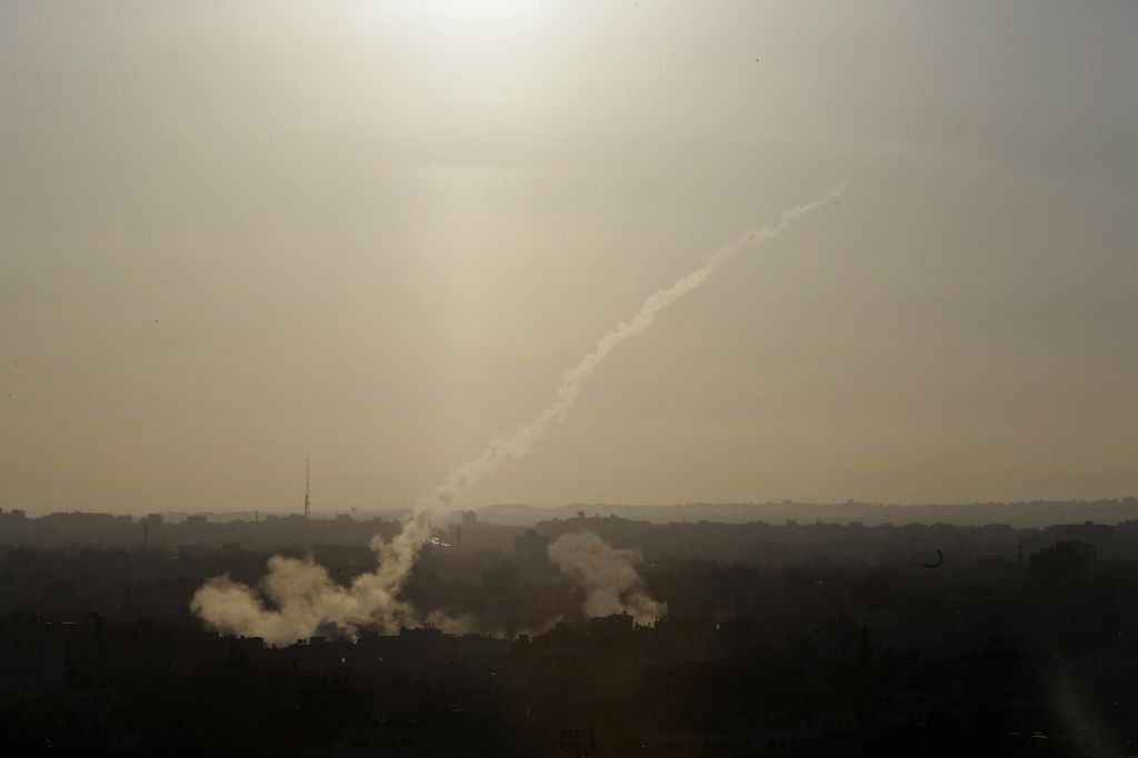 Cohete disparado desde Gaza impacta en campo abierto en el sur
