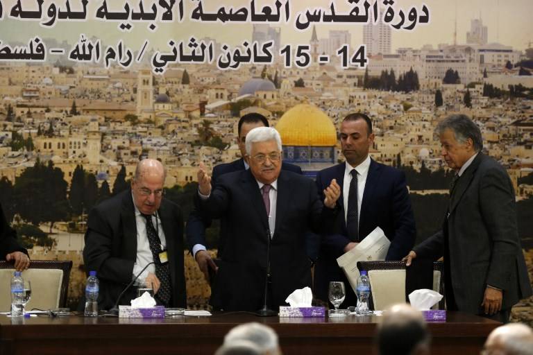 El presidente de la Autoridad Palestina, Mahmoud Abbas (C), llega a una reunión en la ciudad de Ramallah el 14 de enero de 2018. (AFP PHOTO / ABBAS MOMANI)