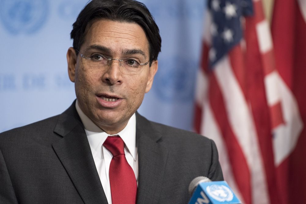 Danny Danon habla a los medios de comunicación antes de la reunión del Consejo de Seguridad en Oriente Medio el 11 de mayo de 2017. (Mark Garten / Foto de la ONU)