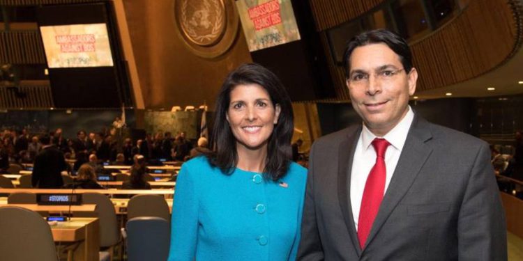 El embajador Danny Danon y el embajador Nikki Haley ingresan al Salón de la Asamblea General de la ONU. (crédito de la foto: SHAHAR AZRAN)