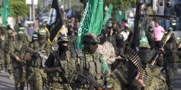 Miembros de las Brigadas Izz ad-Din al-Qassam, el brazo armado del movimiento terrorista Hamas, participan en un desfile militar contra Israel en la ciudad de Gaza, el 25 de julio de 2017. (AFP / Hams Mahmud)